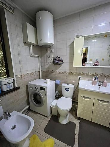 Продажа коттеджей и домов: Продаётся двухэтажный частный дом в центре поселка Манас(дом находится — 4
