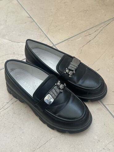 шикарные туфли: Детские черные туфли, отлично подойдет в школу, размер 32, состояние