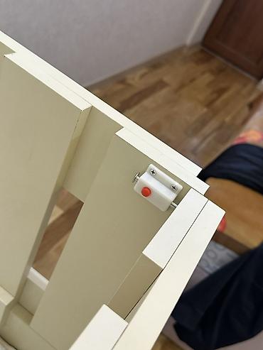 Beşiklər: Uşaq çarpayısı (beşik) – taxta konstruksiya, açıq bej rəng. - Yanları — 1