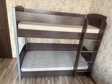 полки для цветы: Двухъярусная кровать с матрасами - Конструкция: два полноценных