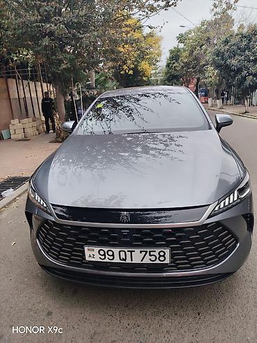 elektrik moto: BYD Qin Plus DM-i sedan - Kuzov: aerodinamik sedan, boz metalik rəng — 2
