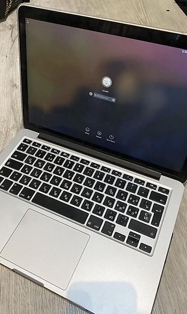 кронштейн для проектора на потолок: Ноутбук Apple MacBook в серебристом корпусе. На фото видно — 2