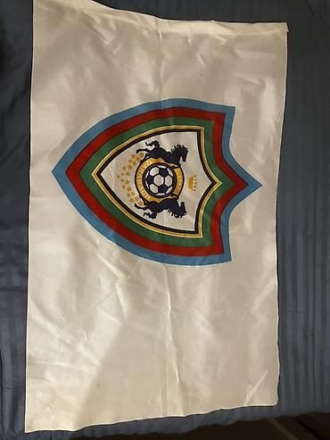 buklet capı: Qarabağ FK atributika bayrağı - Dizayn: Ağ fonda klub emblemi – — 1