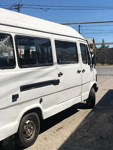 mercedes sprinter 7 1: Ağ rəngli mikroavtobus/van. Xüsusiyyətlər: - Uzun və yüksək damlı — 6
