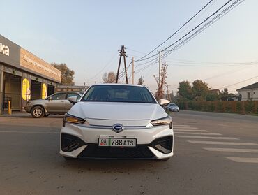 подлокотник мерседес 210: GAC Aion S Plus — электрический седан белого цвета. Кузов и дизайн: -