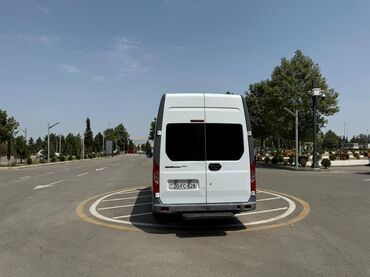 LDV: Ağ rəngli, uzun baza sərnişin mikroavtobusu/miniven. - Yüksək tavanlı — 8