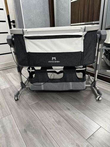 защита в кроватку: Детская приставная кроватка, Новый, С колесиками, цвет - Серый