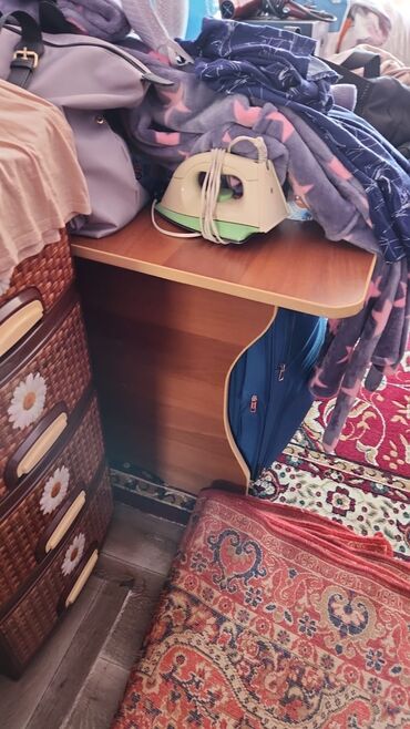 домашние часы: Стол для зала, Б/у, Не раскладной, Прямоугольный
