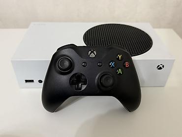 Xbox Series X: Игровая консоль Xbox Series S (белая) с беспроводным геймпадом Xbox — 1