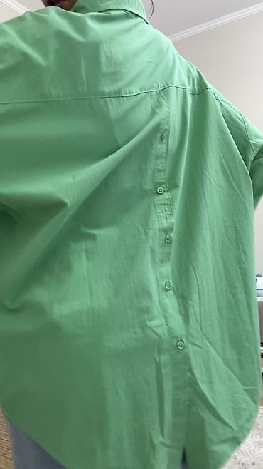 Блузки: - Универсальная база: сочетается с лонгсливами, свитерами и рубашками — 19