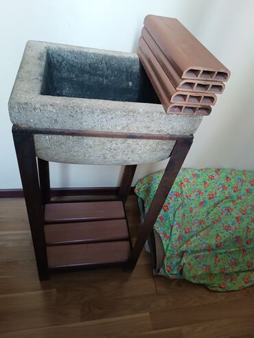 Digər: 10 litrlik su daşi . 30 il qabaq rayondan gətirilib. Altligi ilə birgə lalafo.az -da Digər: 10 litrlik su daşi . 30 il qabaq rayondan gətirilib. Altligi ilə birgə
