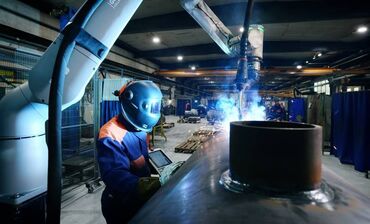 Сварщики на производстве: Требуется Сварщик на производство, Оплата: Ежемесячно, 3-5 лет опыта — 9