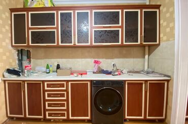 Masa və oturacaq dəstləri: Mətbəx mebeli satılır 180₼. Yaxşı vəziyyətdədir. Üzərində heçnə