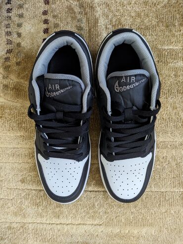 Кроссовки и спортивная обувь: Стильные мужские кеды чёрного цвета, новые. Качество отличное. 42