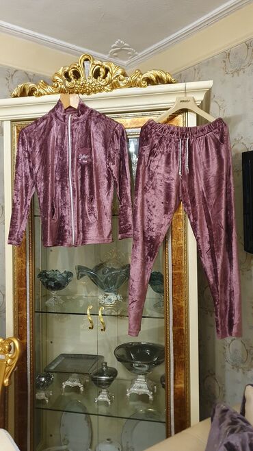 yun qadın kostyumları: Dəstlər, kostyumlar