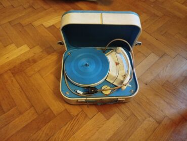 Stari uređaji: Retro,stari mali gramofon u koferu. Simpatican mali gramofon,vise kao — 6