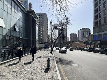 evler bine: Kommersiya obyekti – vitrinəli yer səviyyəsi sahə Ümumi -3.000 kvadrat — 5