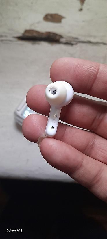 Tam simsiz qulaqlıq (ağ) və şarj qutusu Xüsusiyyətlər: - Bluetooth