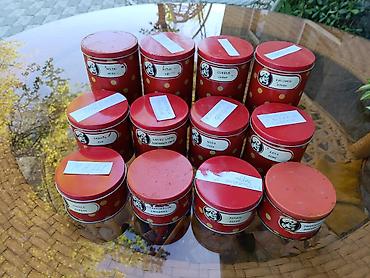 медные самовары: Набор винтажных металлических банок для сыпучих продуктов и специй. - — 3