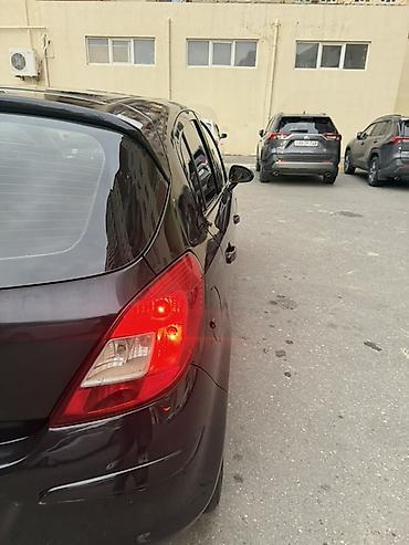 bot kar: Opel Corsa D, hetçbek kuzov, 5 qapı, qara rəng. Əsas xüsusiyyətlər: - — 4
