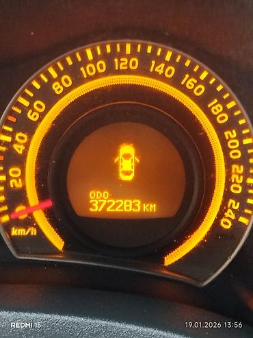 Toyota: Toyota Auris, ağ rəng, hetçbek kuzov. Əsas xüsusiyyətlər: - 5 qapı — 12