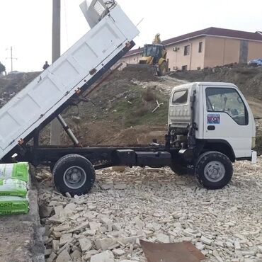 yük qaldırıcı: Ağ rəngdə, kiçik ölçülü yük maşını. Bu maşın müxtəlif növ yüklərin