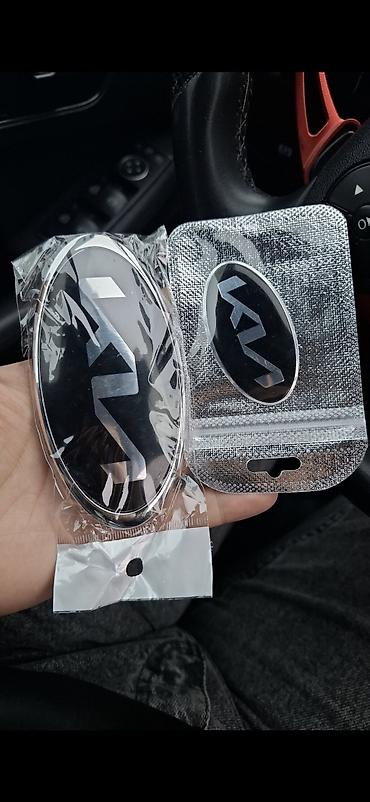 kia ceed kapot: Avtomobil üçün emblem dəsti – KIA üçün uyğun - Rəng: qara fon, gümüş — 1