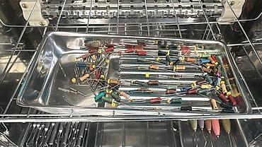 Инструменты и тележки для инструментов: Набор стоматологических инструментов и принадлежностей. Состав: - — 3