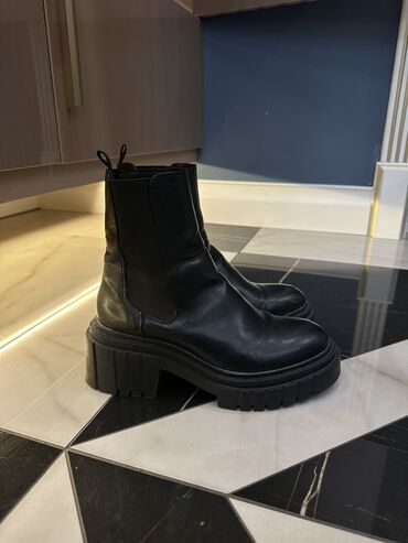 зара обувь: Черные ботинки Zara