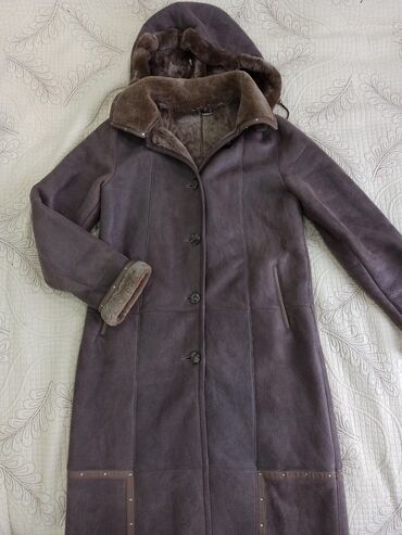 длинное мужское пальто с капюшоном: Продаю натуральную дублёнку. Очень теплая. Размер 48-52. Длина
