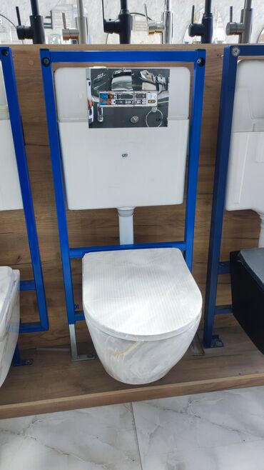 Ağ rəngli, divara quraşdırılan tualet komplekti, gizli sistern və mavi