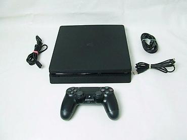 PS4 (Sony Playstation 4): U ponudi je Sony PlayStation 4.
Konzola je najnoviji SLIM model — 3