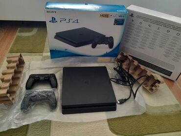 ps4 alışı: Ps4 slim 500gb iki oriqinal pult,cemi 15 gun işlenib,ideal