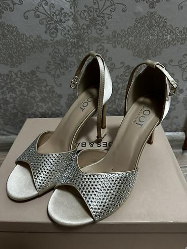 Ботинки и ботильоны: Женская обувь. Ботинки Деми новые, размер 38. 1300 сом Туфли новые — 9