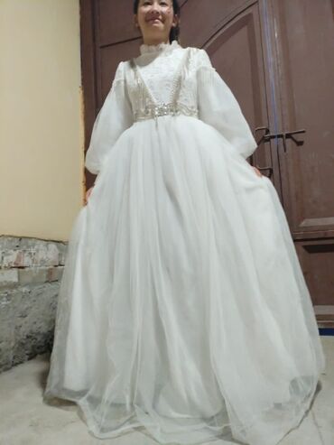 Свадебные платья: Очень аккуратно сшита пышное сразы Сваровские материал сам обошёл 5000