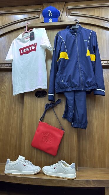 зимние спортивные куртки: Комплект одежды Lacoste, состоящий из куртки и спортивных штанов