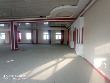 Binalar: Geniş və işıqlı tədbir zalı/kommersiya məkanı. Açıq planlı, sütunlu — 1