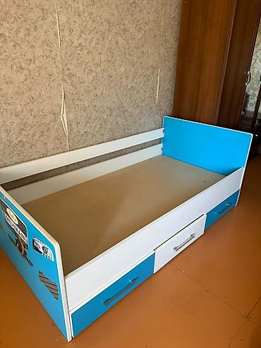 Uşaq mebeli: Uşaq çarpayısı – altı çekmecəli model - Rəng: ağ və mavi kombinasiya — 2