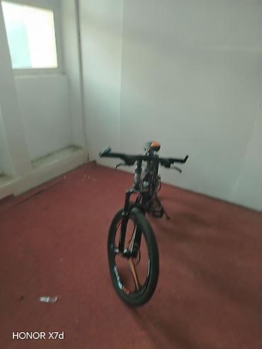 20 dyumlu velosiped: Dağ velosipedi – 26” təkər, üçbıçaqlı magneziya tipli disk diskləri — 3