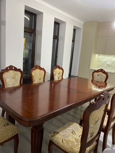 стол кухонный со стульями: Стол и стул для зала, Б/у, цвет - Коричневый