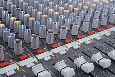 Audio: SƏHNƏ VƏ SƏS AVADANLIĞI KOMPLEKTİ 🔊🎤 Peşəkar tədbirlər üçün tam hazır — 10