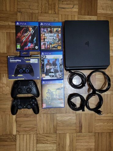 igrice za sony 4 cena: Crna PlayStation 4 konzola, zajedno sa dva kontrolera - jednim