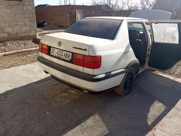 аварийный венто: Белый седан Volkswagen Vento 1996 года с четырьмя дверями и