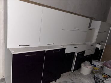 Mətbəx mebeli: Ağ və tünd rənglərdə olan divar şkafları dəsti. Yuxarı hissədə ağ