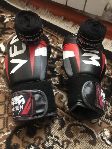 Перчатки: Г.Каракол Продаю боксёрские перчатки и бинты Перчатки от фирмы VENUM