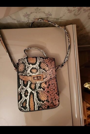 telefon cantasi: Lc waikiki çanta. Telefon ve kawlok ùçun. Az işlenib. 27 azne alinib