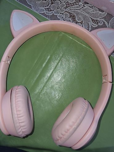 Pişik qulaqlı başlıq dizaynına malik, çəhrayı rəngli over‑ear