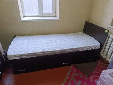 кровать двуспальная с ящиками: Односпальная кровать с матрасом и выдвижными ящиками. - Размер