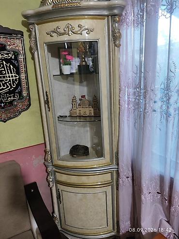 Qonaq otağı dəstləri: Klassik üslubda dəzgah işləməli qonaq otağı vitrini dəsti - Tərkib: 3 — 2