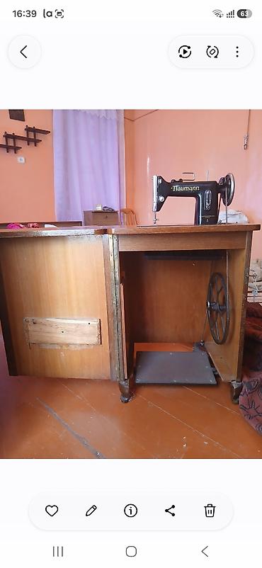 saatlar type 1: Naumann ayaq pedallı tikiş maşını və taxta dolablı masa - — 1